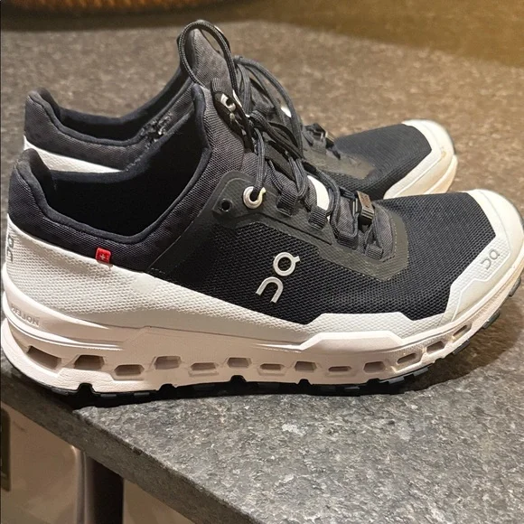 On Running Women’s Black and White Sneakers - Picture 1 of 6